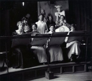 Alva Lundin (o) (furthest to the left) attending art school with other female students. PC