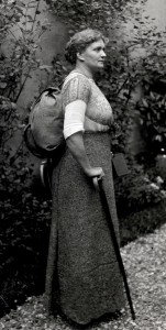 Caroline van Dommelen (a/d/w) on a holiday hike. 1914. PD