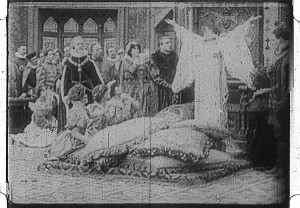 Queen Elizabeth (Sarah Bernhardt) dies on film. Queen Elizabeth (1912). AUC